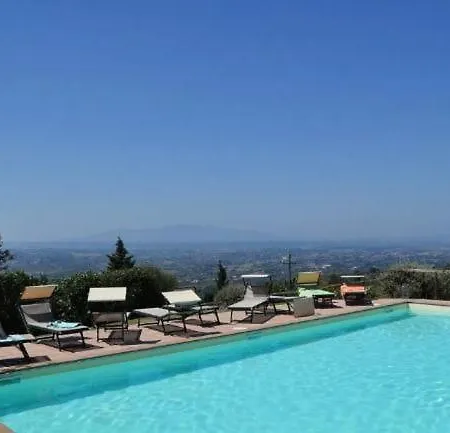 Huebsche Mit Gemeinsamem Pool 아파트